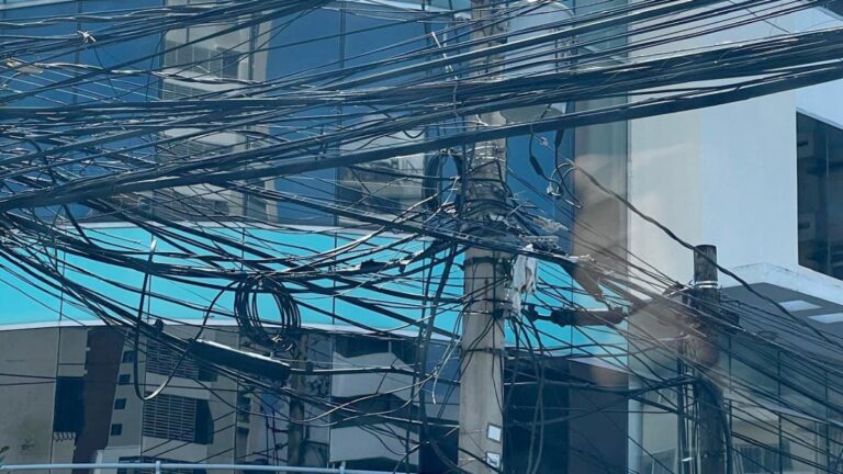 A tres semanas de iniciado, retiro de cables en Bella Vista muestra pocos avances visibles