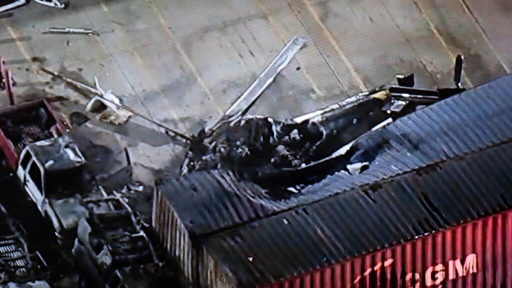 Tres muertos al estrellarse helicóptero de prensa durante cobertura en Los Ángeles
