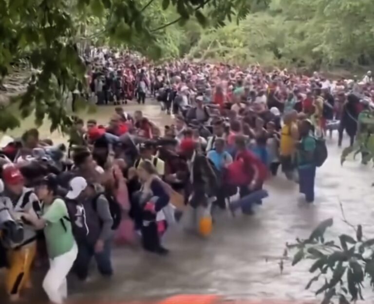 Caravana de migrantes hondureños entra a México y avanza hacia el norte