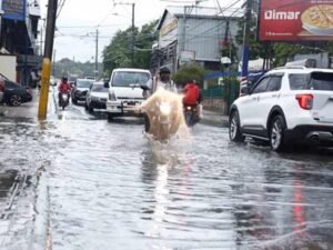 Inundaciones Gran Santo Domingo por onda tropical